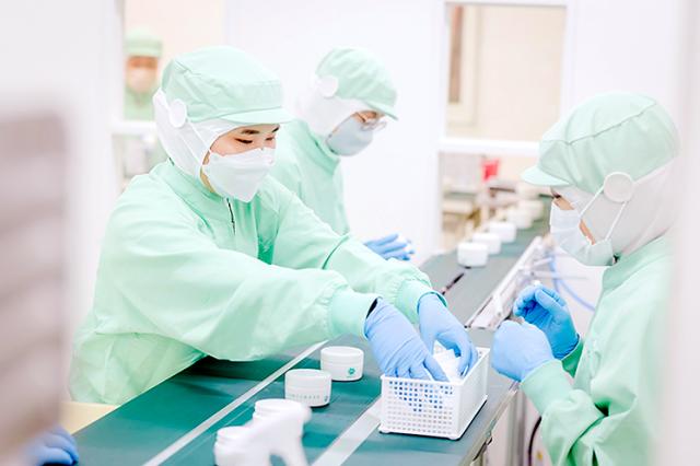 ≪和泉市≫【化粧品製造の工場内での軽作業】未経験歓迎♪時間＆曜日の相談OK！主婦さん活躍中☆［1］化粧品試作の製造補助
［2］軽作業スタッフ