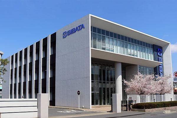 100有余年の実績を誇る安定企業で働くチャンス！
少しでも興味が湧いたら、気軽にご応募を◎
獨協大学前駅より徒歩7分の本社ビル勤務