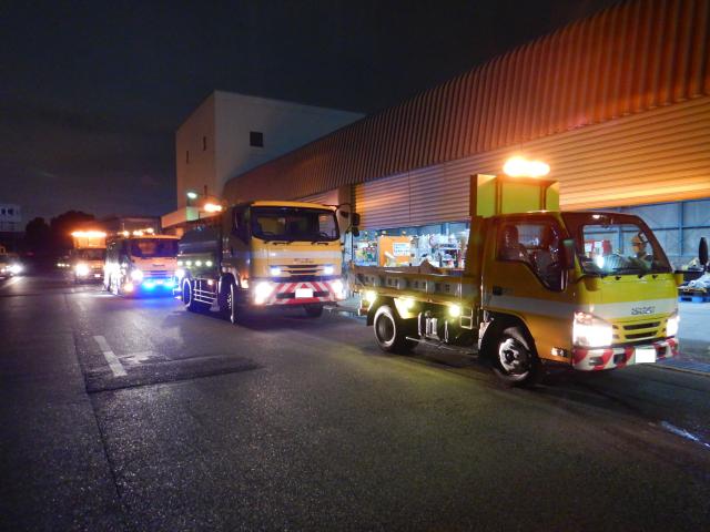 夜の高速道路での作業です。
安全第一、集中して取り組んでいきましょう！