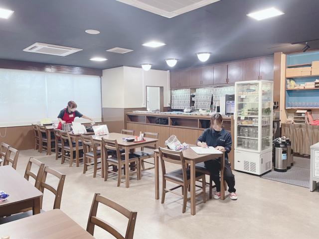 福利厚生の一環である社員クラブの【居酒屋】！常連さんのみ◎月・土・日・祝休み／50代、60代活躍★大手企業内の居酒屋でのホールスタッフ