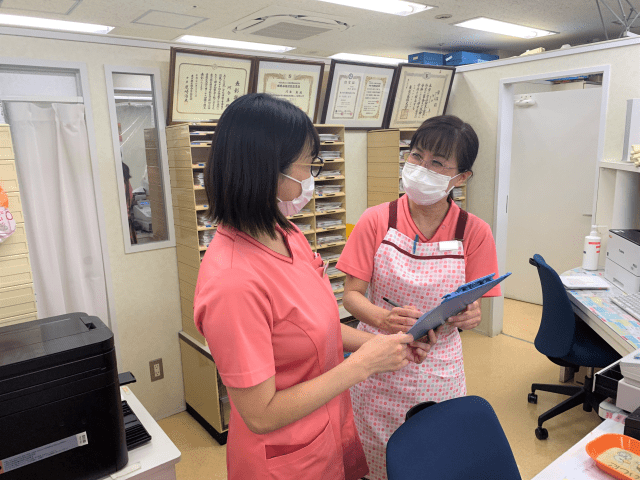 駅よりスグ！ やりがいあり♪ 楽しくて明るい職場です！ 未経験OKの受付・診療補助♪受付・診療アシスタント業務（準備・片付け等）