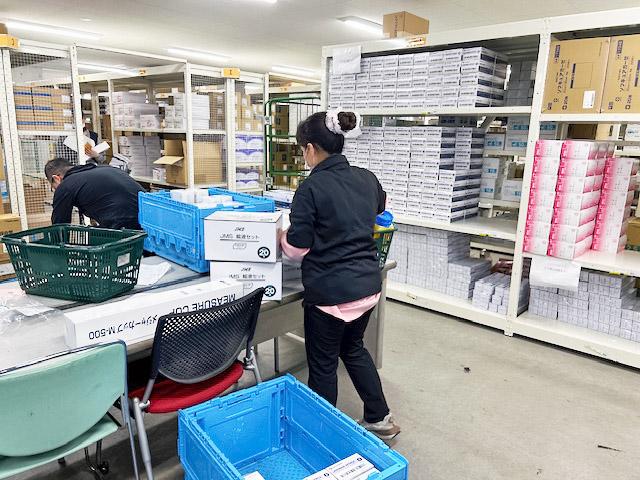 未経験OK！コツコツできる簡単作業／男女活躍中／専用シャトルバスあり医療材料の倉庫内ピッキング・検品・事務作業・軽作業スタッフ