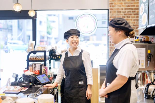 《なんば駅前》2026年10月初旬OPEN！カフェオープニングスタッフ募集！ 駅チカ！週3日〜OK◎カフェスタッフ／オープニング