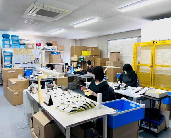 家庭優先で働ける／未経験歓迎の座り作業／土日祝休みで続けやすい軽作業ワーク世界的ブランドメーカーのヘルメット内装パーツの組み立て