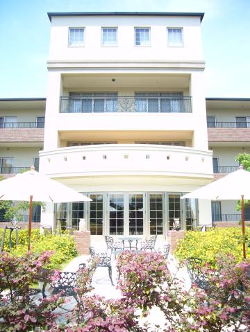 日勤・夜勤専従、フルタイム・短時間など、柔軟な勤務体系でプライベートとの両立も可能です。