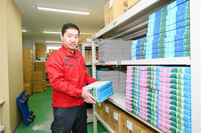 倉庫内での商品の品出し・宅配で届く商品の受付等／神戸市灘区／WワークOK倉庫内でお土産商品の品出し・
宅配等で届く商品の受付業務・駅構内を台車で配送等