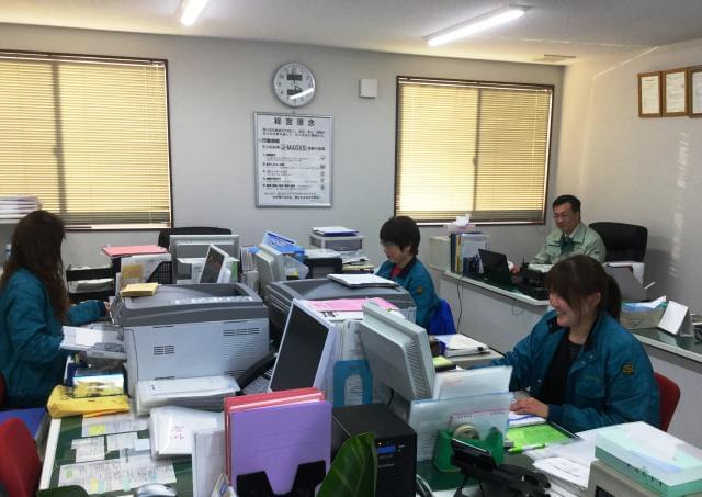 正社員ならではの待遇を多数ご用意。安心して長く働ける環境ですよ。便利な車通勤OK♪