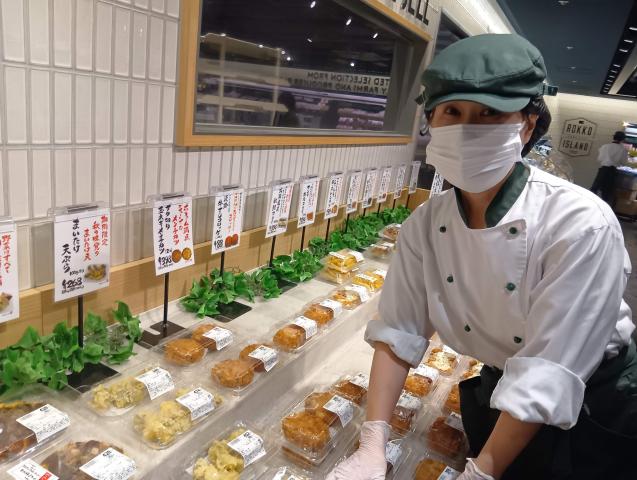 惣菜部門ではプロ仕様の調理器具を使うので、
効率よく作業を進めるスキルを学べますよ◎