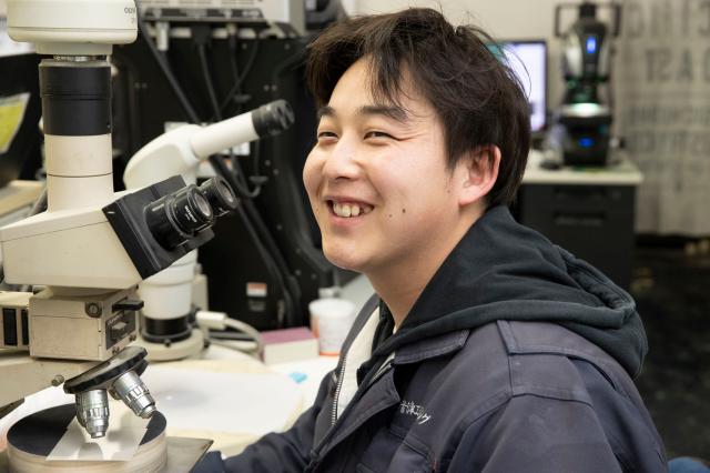 【製造スタッフ】夜勤なし／約半数は女性が活躍中／しっかり稼げてしっかり休める／未経験からの転職多数！電子機器部品の製造スタッフ