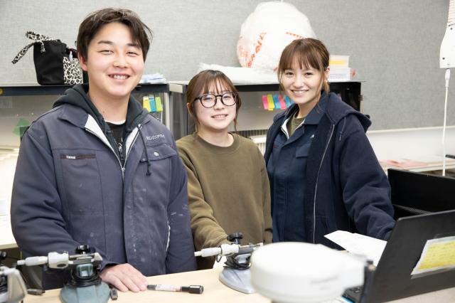 匝瑳工場にいる先輩たち。未経験から始めたメンバーも多く、分からないことを教え合う風土が根付いています！