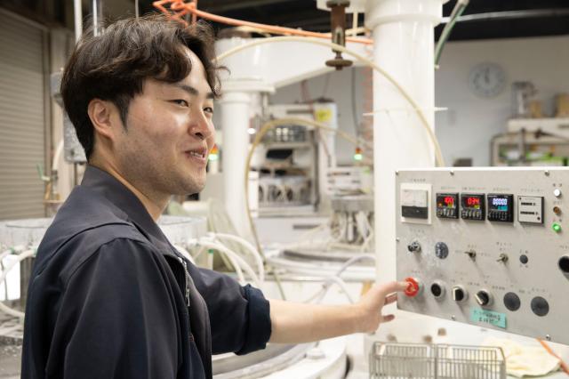 匝瑳工場にいる先輩たち。未経験から始めたメンバーも多く、分からないことを教え合う風土が根付いています！