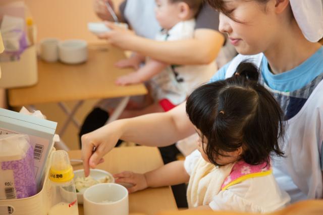 幅広い年代の方に活躍していただける職場です。給食費補助や社会保険完備など待遇面も充実！