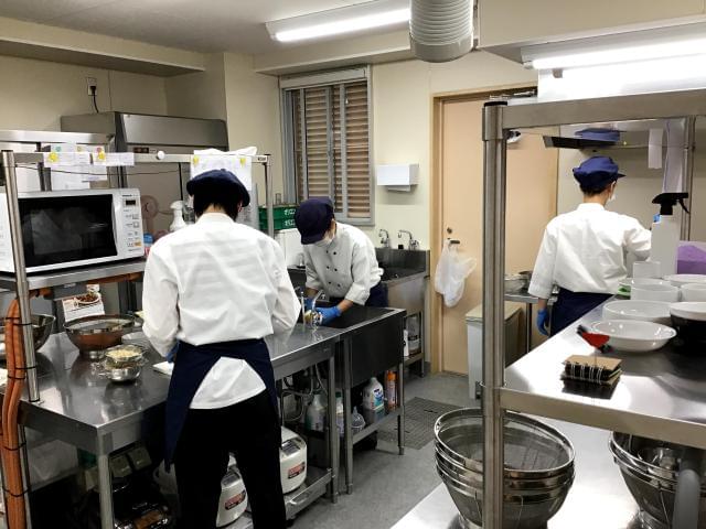幅広い年代の方に活躍していただける職場です。給食費補助や社会保険完備など待遇面も充実!
