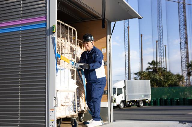 社員が、「安全に快適に運転できること」を第一に考えデジタコはもちろん、ドラレコ・バックカメラなどを全車に搭載しています。