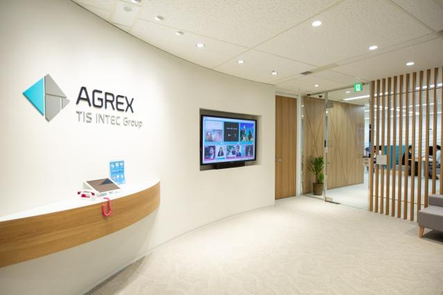 1時間に15件くらい問い合わせが集中することもあれば、1件もないことも。待機中はマニュアルの読み合わせなどをします。