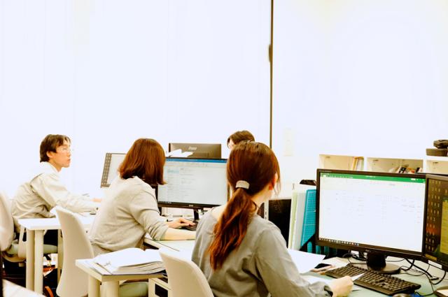 電気工事関連の専門スキルを学べるので
事務職でありながら手に職を付けられますよ◎