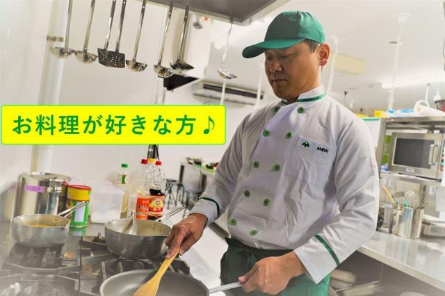 栄養士さんと協力して調理をします。味にもこだわっています！