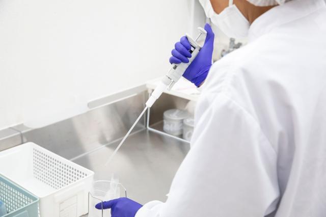 衛生管理による菌検査。徹底した品質管理により、安心・安全な食材をお届けします。