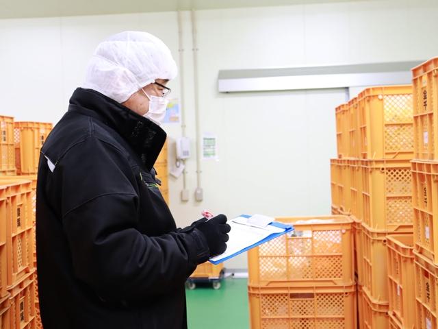 出来上がった品物を仕分け、検品しお客様のもとへ