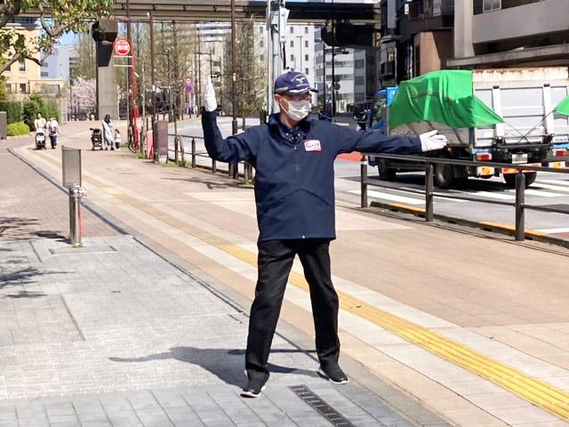 駅直結◎おもてなしの心を活かせる、駐車場接客。週2日〜・フルタイム可。女性・20代〜60代活躍中！［1］駐車場案内の接客スタッフ
［2］車両出入口の誘導スタッフ
