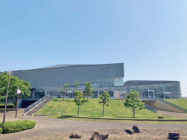 施設利用受付や電話応対などをお任せします☆1名採用予定☆職場までは車通勤OK☆男性活躍中！臨時職員