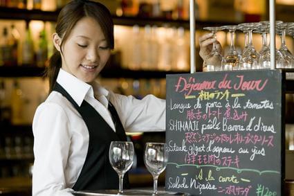 おしゃれな人気バルで正社員に!楽しい仲間がたくさんいますよ♪