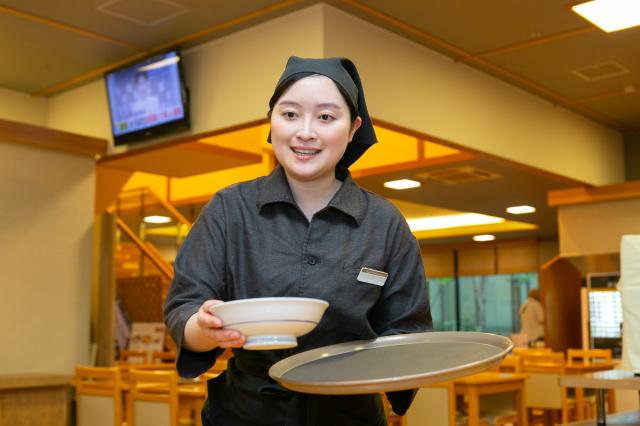 ＼未経験OK！／ルートイングループで働く★週2日〜｜まかない制度あり短期 夕食ホール・キッチンスタッフ