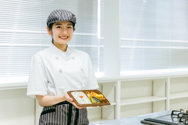 フライヤー上にクーラーがあり、暑い季節も安心◎　商品を割引購入できるので、毎日の献立の強い味方に♪