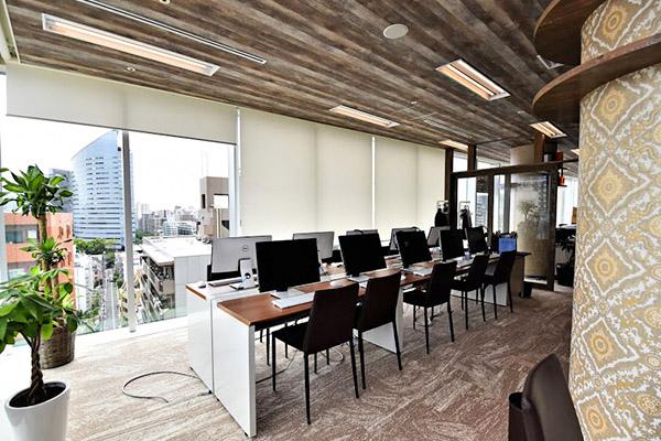 オフィスカジュアルでOK!
ピアスやネイル、ヒゲも可能です。