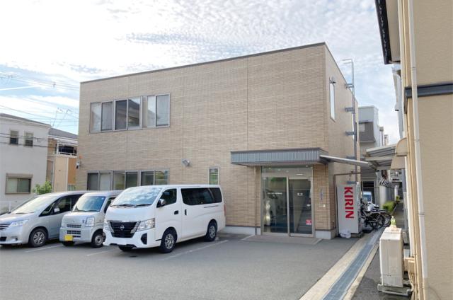 当社は機密書類を専門に預かることを本業とする倉庫業の会社で、お取引先は一般企業・法律事務所・病院・メーカー・官公庁と多岐にわたるので、安心・安定して働けます!