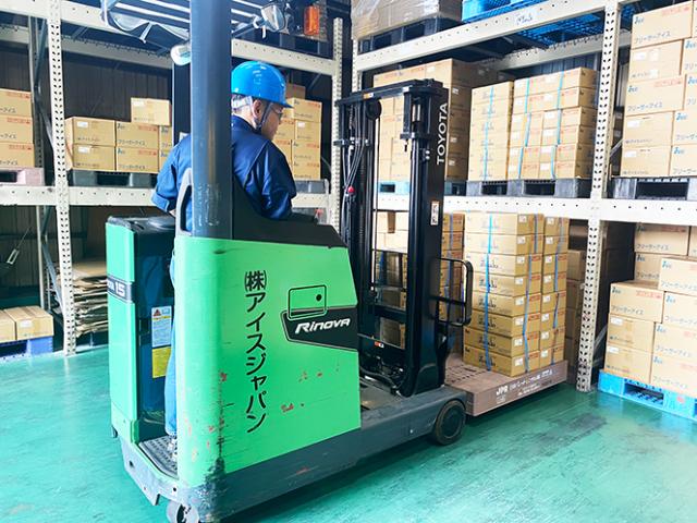 ◇正社員登用制度あり◇土日祝休み◇ せっかくのリフト免許、しっかり仕事に活かしましょう！保冷材のフォークリフト作業