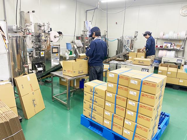 【京都市伏見区】＼未経験スタート歓迎の工場内作業！／日勤のみ！土日祝休み！待遇充実◎保冷材の箱詰め作業