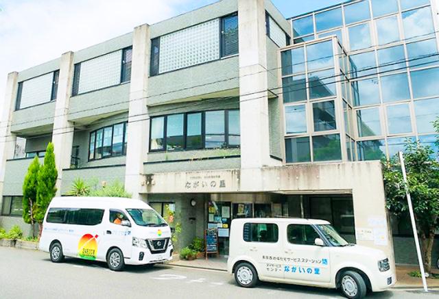 地域を支える《やさしさの仕事》。デイと学童で、子どもと高齢者の笑顔をつくる仲間を募集！［1］高齢者デイサービスの介護職員兼生活相談員
［2］放課後児童支援員（学童保育指導員）