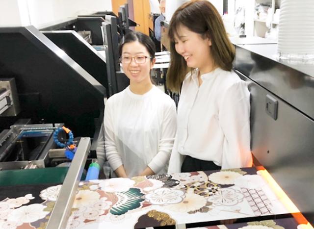 自社で製作したデザインが素材に染色されていくのはおもしろいですよ♪