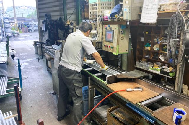 勤務先は「出戸」駅から徒歩8分!
長年培われた技術が息づく、温かみのある製造現場です。