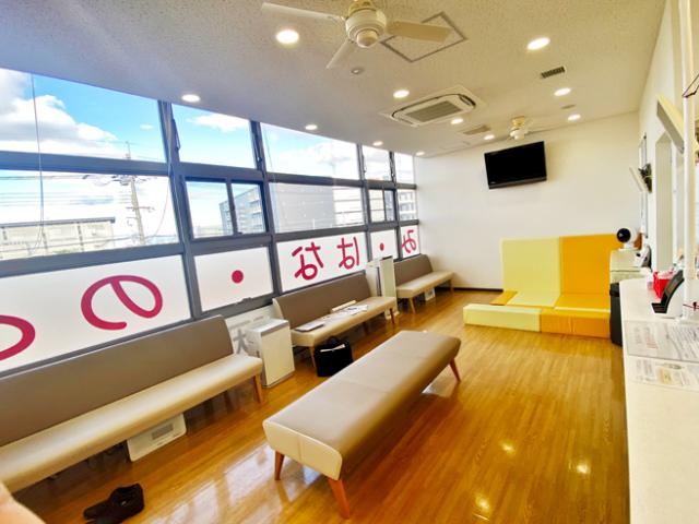 京阪バス「長尾谷町」停からすぐ！
枚方長尾NTビル2階◆解放感ある明るい医院♪