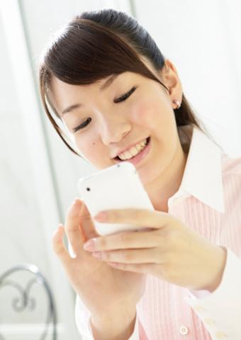お店に着いたらピッとスマホを操作&勤怠もラクチン管理♪ちゃんとスマホでつながっているから安心!