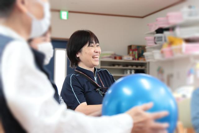デイサービスの【介護福祉士】【介護職員】資格取得支援制度等あり！研修制度充実で安心スタート！［1］デイサービスでの介護福祉士
［2］デイサービスでの介護職員（無資格OK）