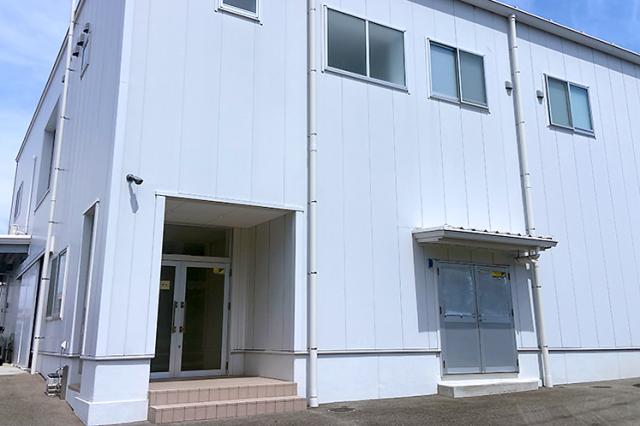 勤務先は「和泉砂川」駅から徒歩6分と駅チカ♪
マイカー通勤可＆駐車場も完備しています◎