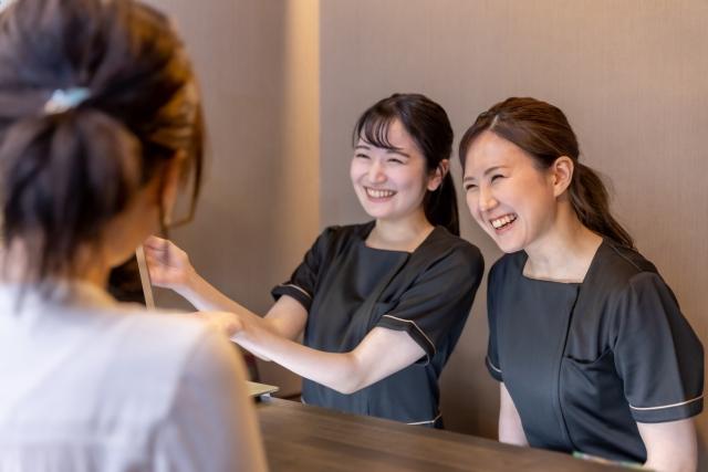 時給1,350円 お仕事のブランクOK！接客経験があればOK。経験者・未経験者共に歓迎します。化粧品販売スタッフ