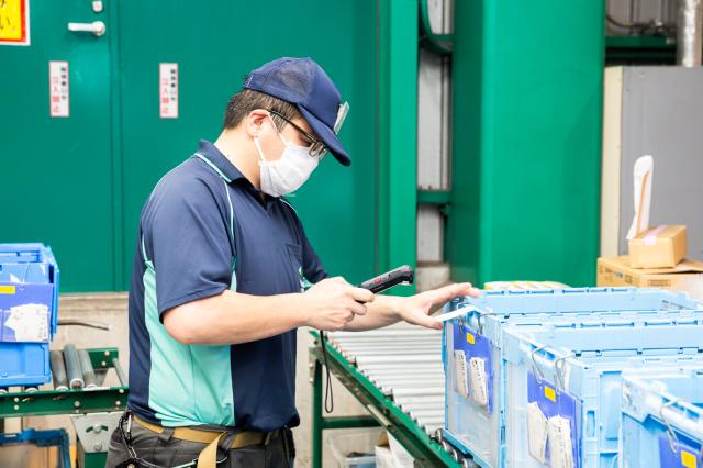 ハンディで確認しながら、商品を店舗ごとに仕分け。お菓子やカップ麺など、軽い商品が多めです。
