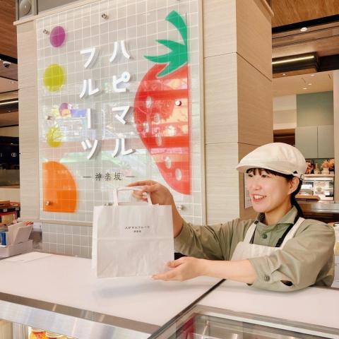 旬の果物とスイーツが人気のお店♪販売未経験でもOKです。週2日〜、1日4時間〜OK。嬉しい社割あり。フルーツサンド・ケーキなどの販売スタッフ