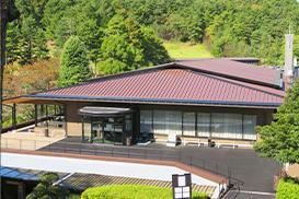 豊かな緑に囲まれたコースが一望できる
綺麗なレストランがアナタの新しい
活躍の場です♪