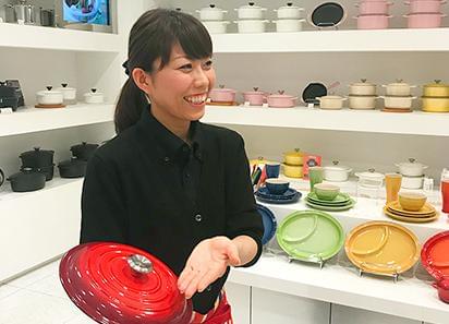入社6ヶ月後にル・クルーゼのお鍋をプレゼント♪
その他社員割引や製品レンタル制度もあります!