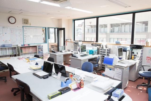 営業さんが外出したり作業場で仕事したりで誰もいませんが、普段は活気にあふれた職場です！