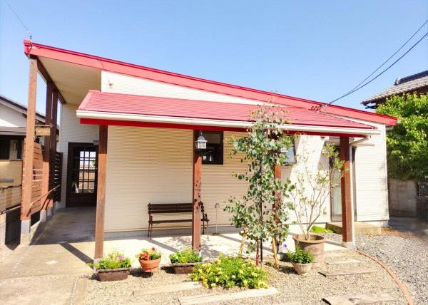 【江南市】赤い屋根が目印のかわいいカフェです♪人気のパート・アルバイト募集　大学生の方も歓迎です！カフェ店員パート
（接客、レジ、簡単な調理補助など）
※未経験の方も歓迎です。経験者は優遇いたします。