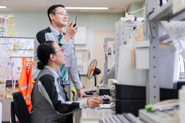 女性スタッフが活躍中！未経験歓迎の高速道路料金所スタッフ。正社員登用・再雇用制度があり、将来も安心高速道路料金所スタッフ（東北自動車道、圏央道）