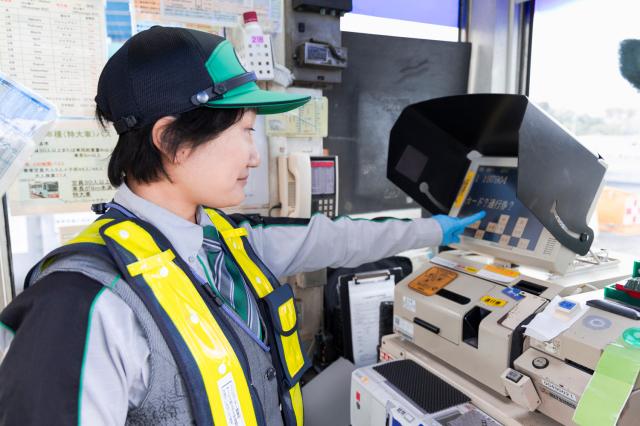 女性スタッフが活躍中！未経験歓迎の高速道路料金所スタッフ。正社員登用・再雇用制度があり、将来も安心高速道路料金所スタッフ（東北自動車道、圏央道）