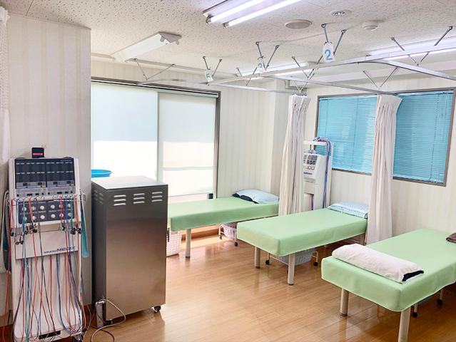 現在、3名の助手が活躍中！
訪れる患者様は、午前には年配の方が多く、午後は年齢問わずさまざまです。