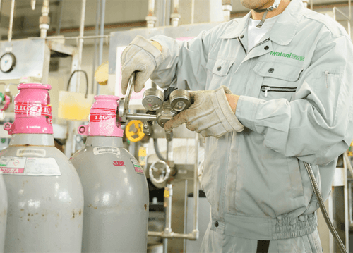 ＼東証一部上場「岩谷産業」のグループ会社／年間休日123日＆残業10時間程度！未経験OK！職場見学◎高圧ガスを入れる作業スタッフ